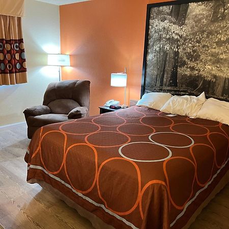 Super 8 By Wyndham Altoona Hotel Екстериор снимка