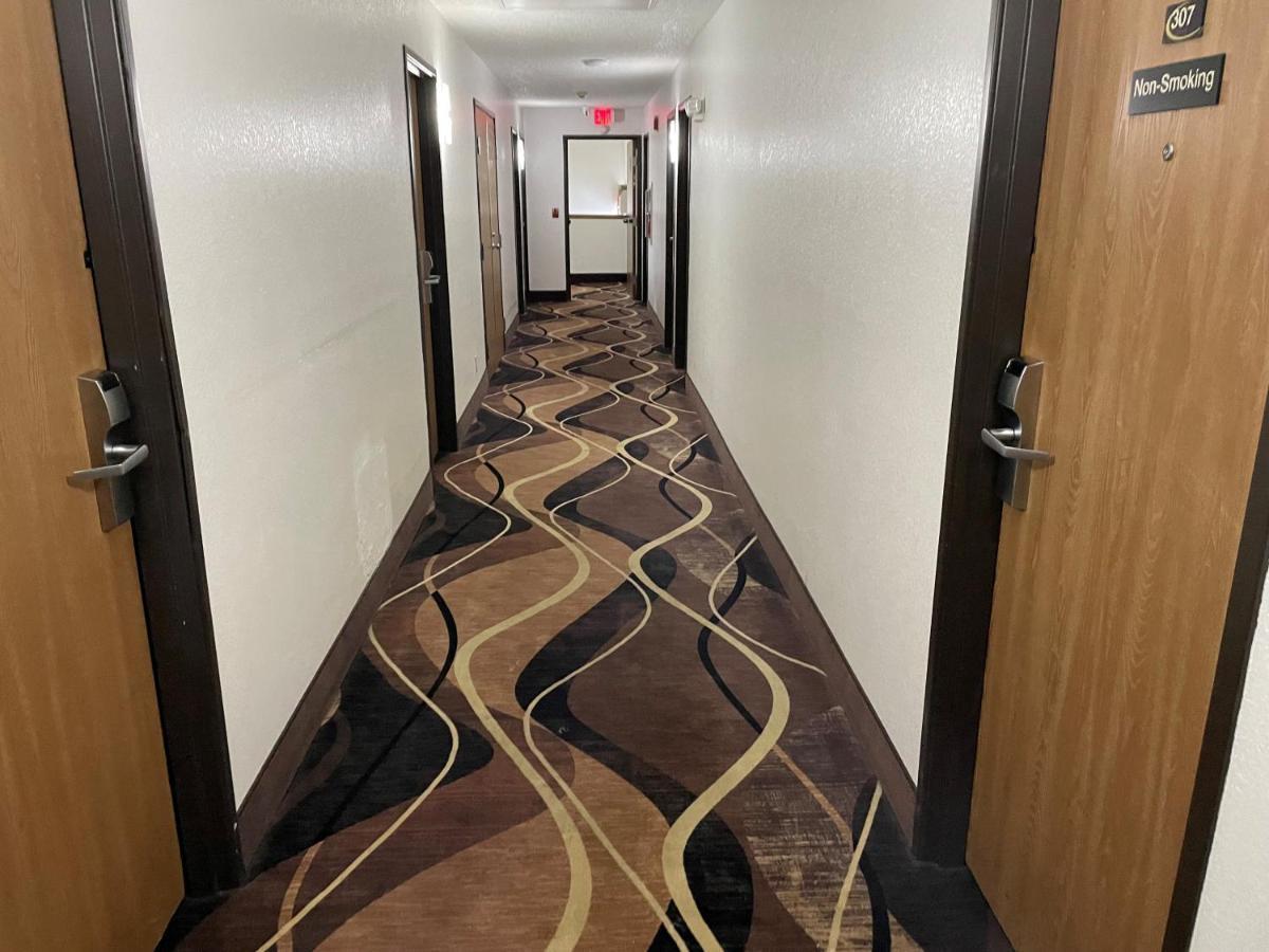Super 8 By Wyndham Altoona Hotel Екстериор снимка
