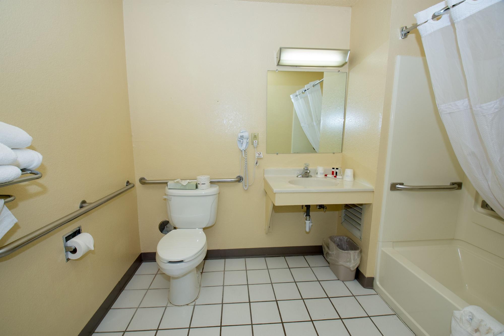 Super 8 By Wyndham Altoona Hotel Екстериор снимка