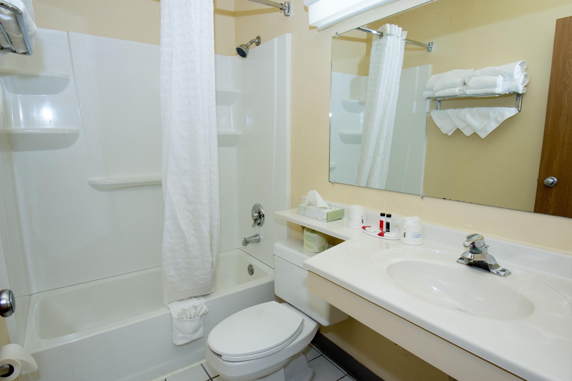 Super 8 By Wyndham Altoona Hotel Екстериор снимка