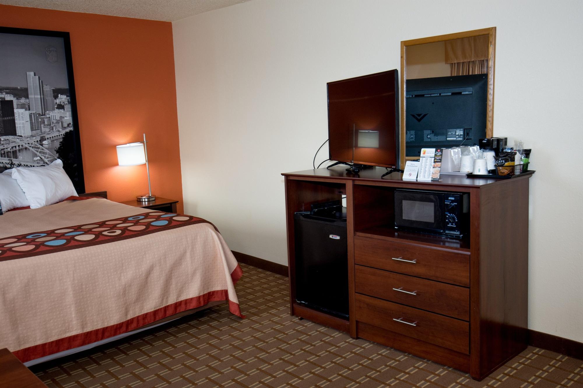 Super 8 By Wyndham Altoona Hotel Екстериор снимка