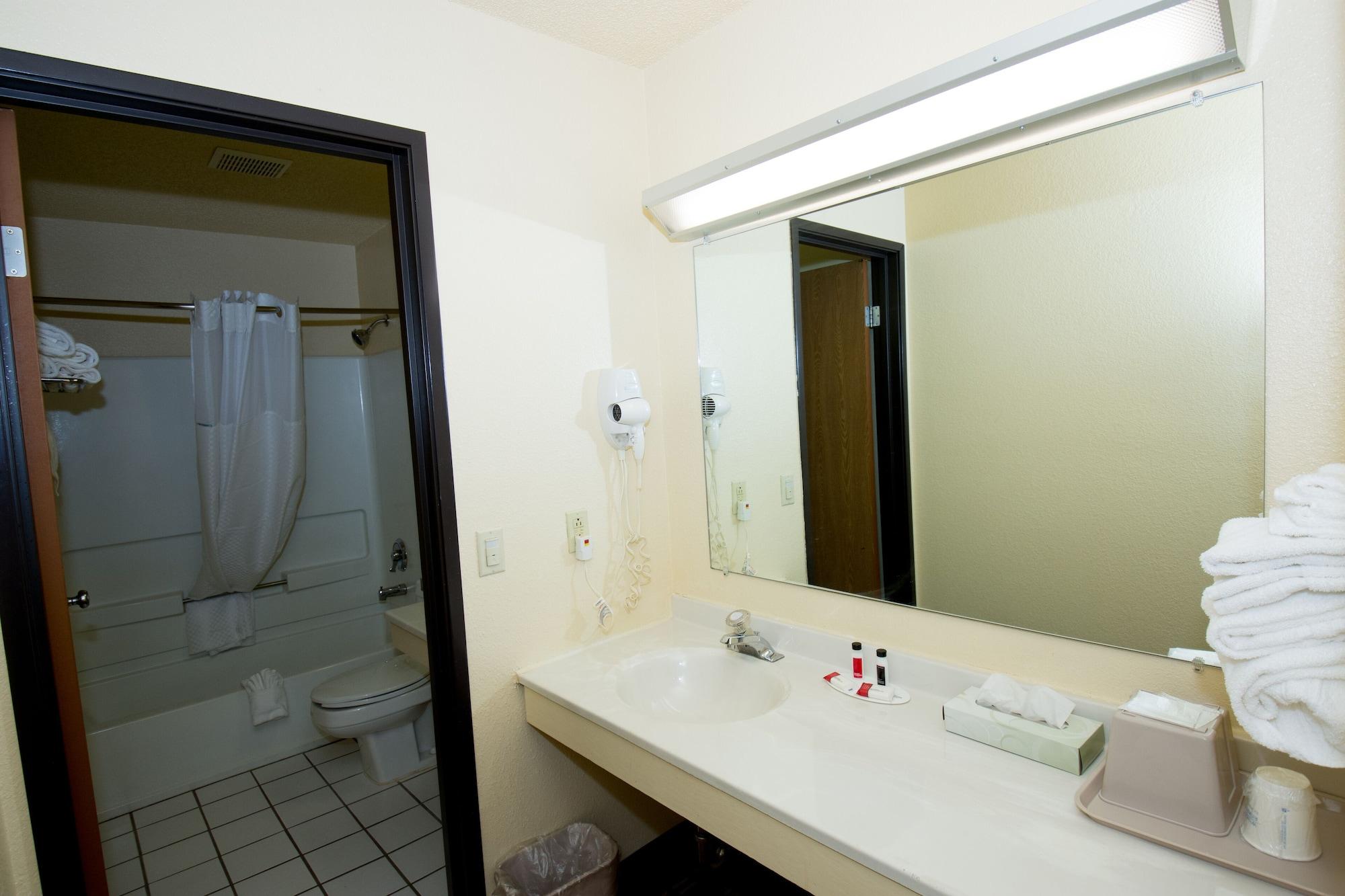 Super 8 By Wyndham Altoona Hotel Екстериор снимка