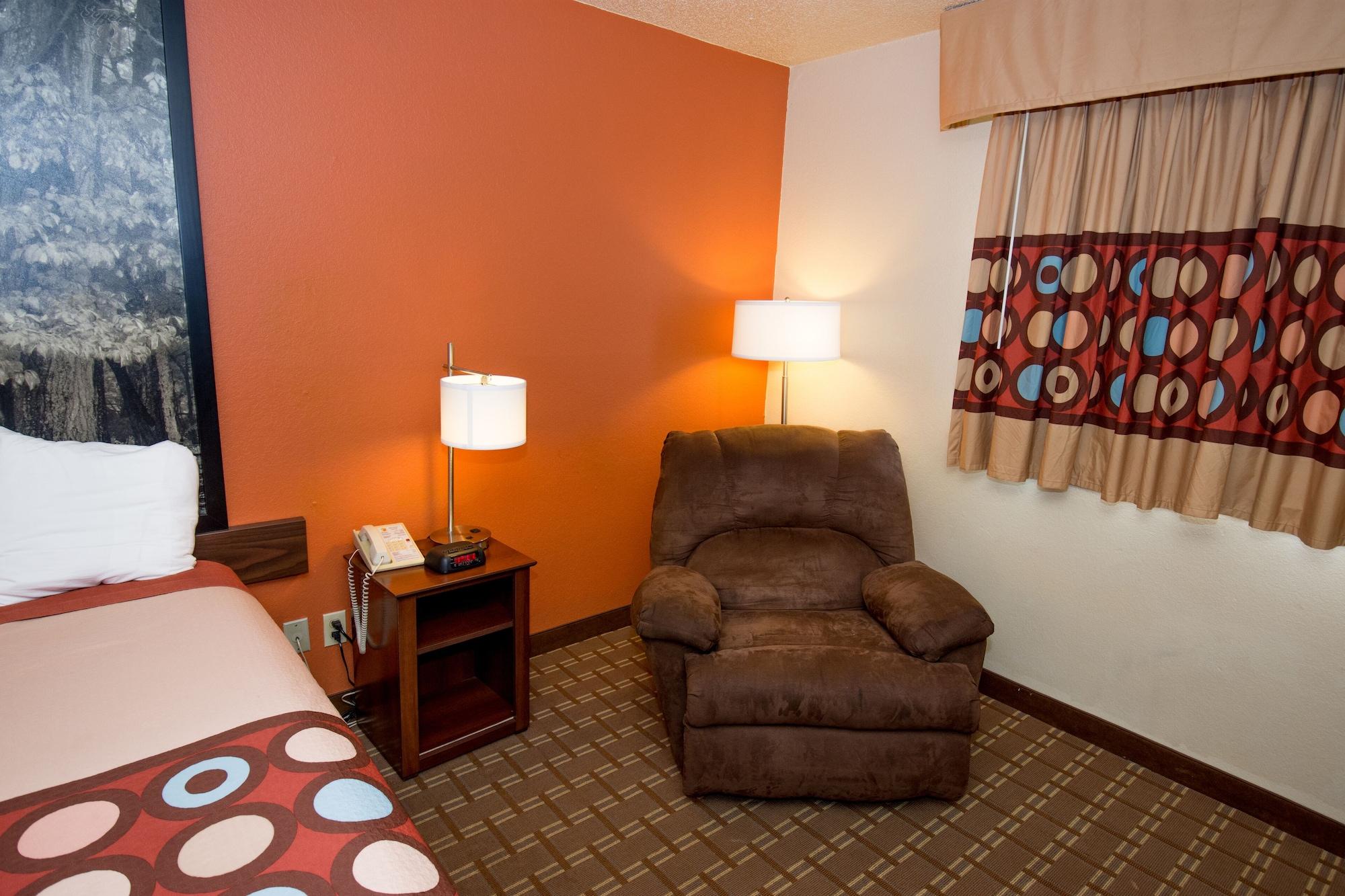 Super 8 By Wyndham Altoona Hotel Екстериор снимка