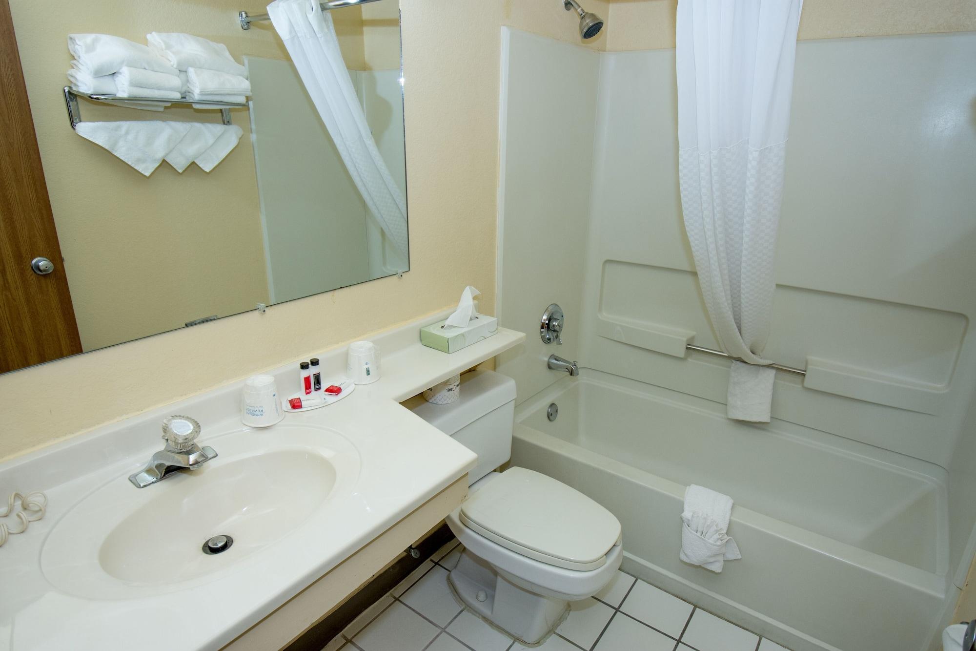 Super 8 By Wyndham Altoona Hotel Екстериор снимка