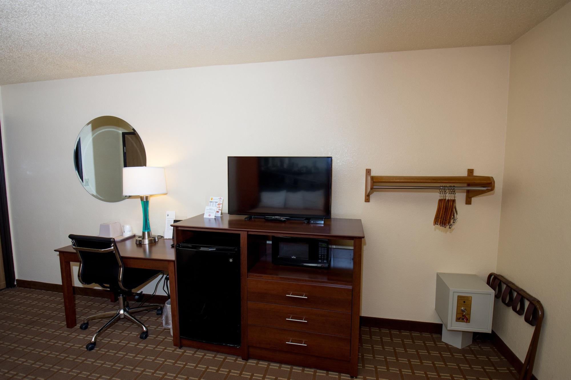 Super 8 By Wyndham Altoona Hotel Екстериор снимка
