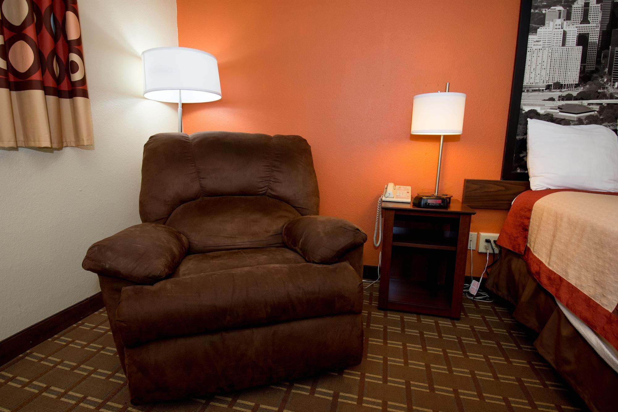 Super 8 By Wyndham Altoona Hotel Екстериор снимка