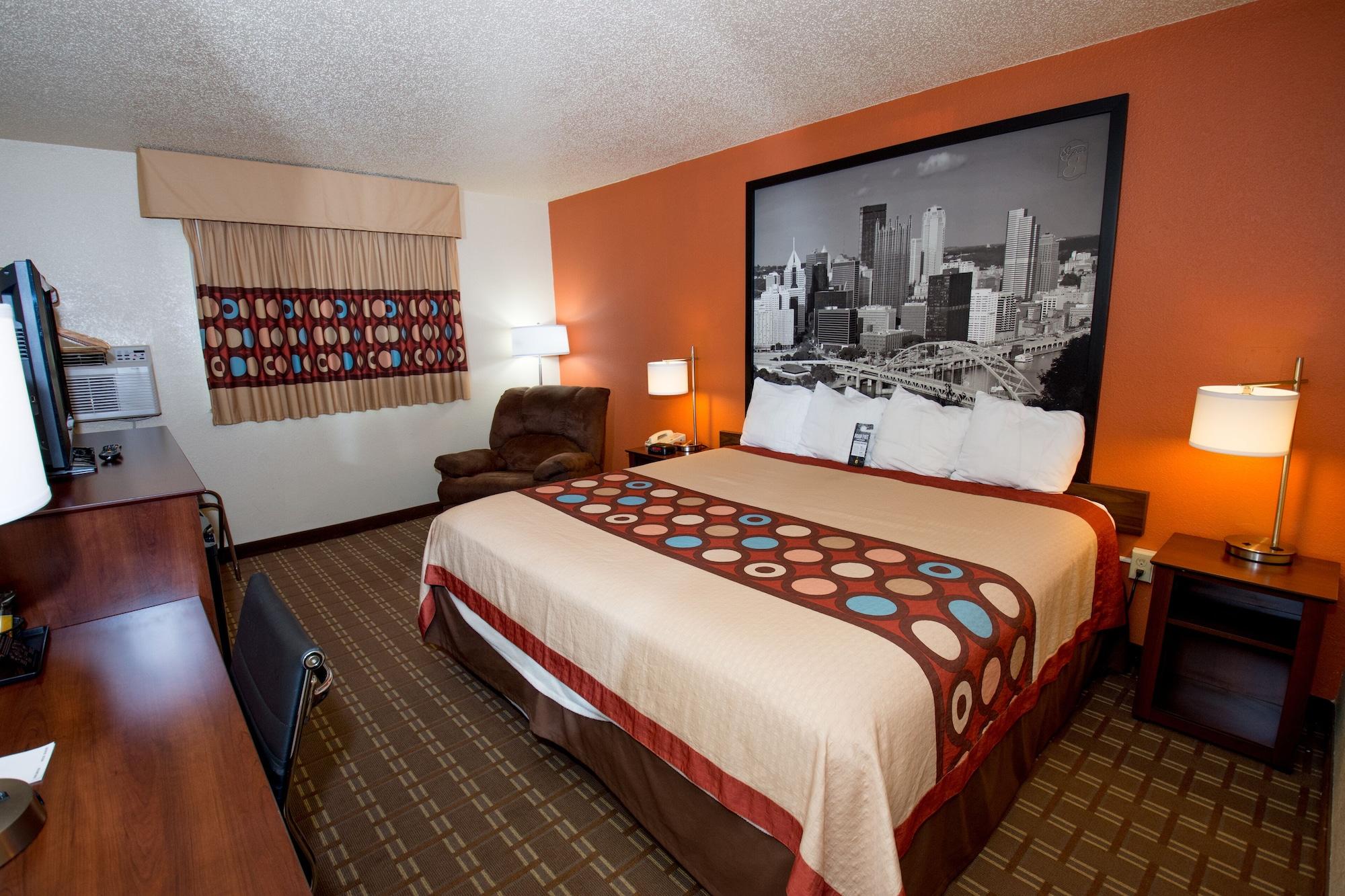 Super 8 By Wyndham Altoona Hotel Екстериор снимка