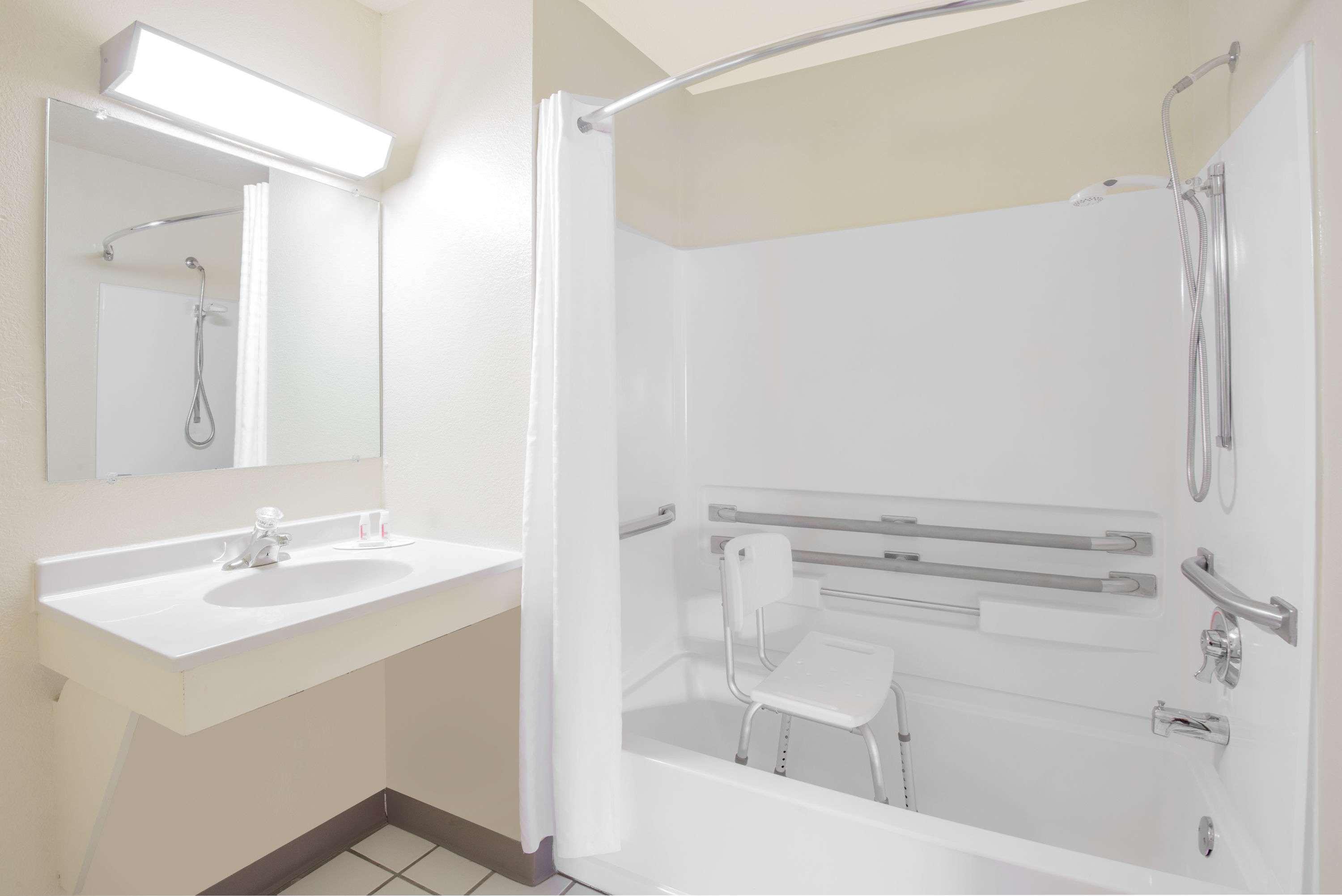 Super 8 By Wyndham Altoona Hotel Екстериор снимка