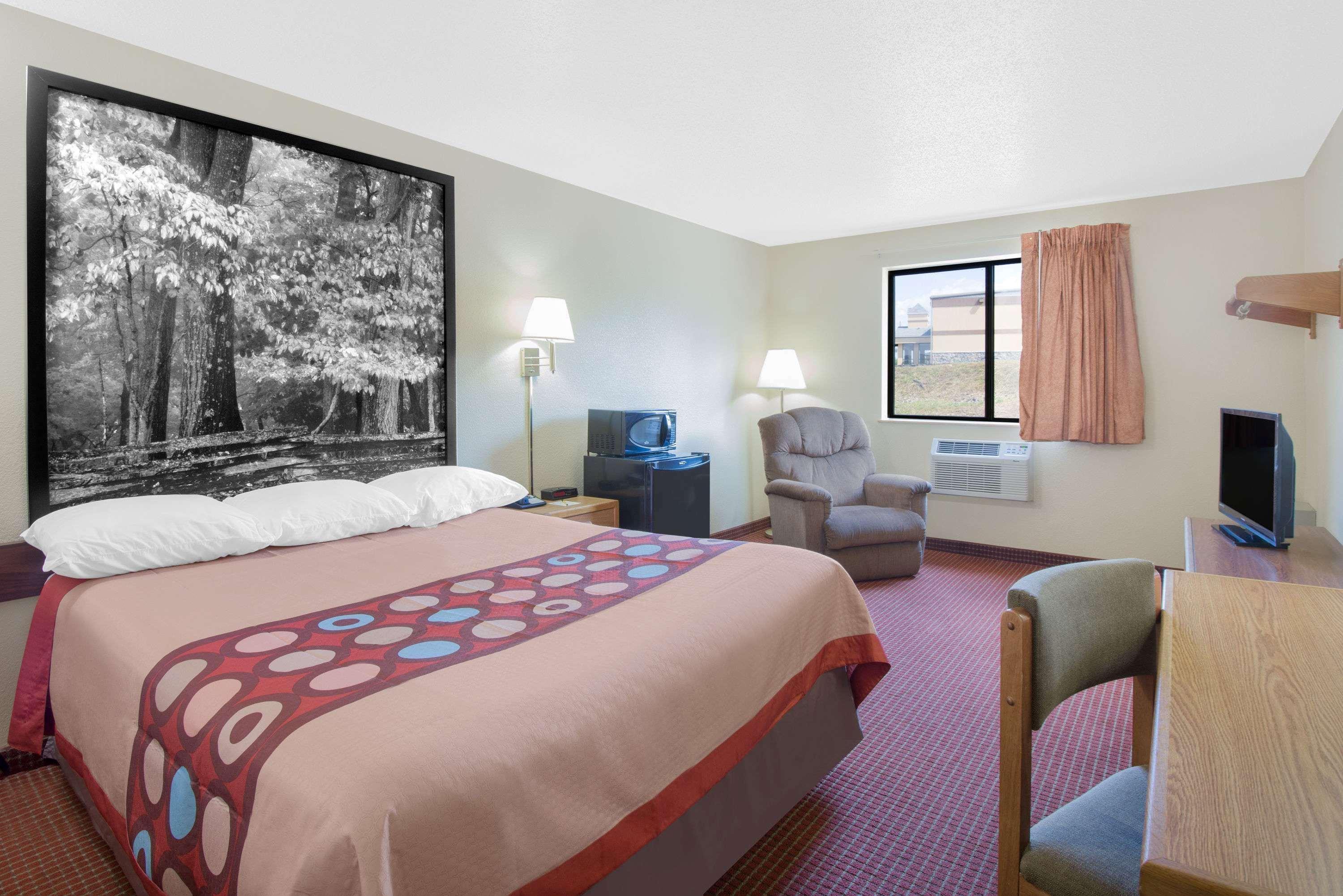 Super 8 By Wyndham Altoona Hotel Екстериор снимка