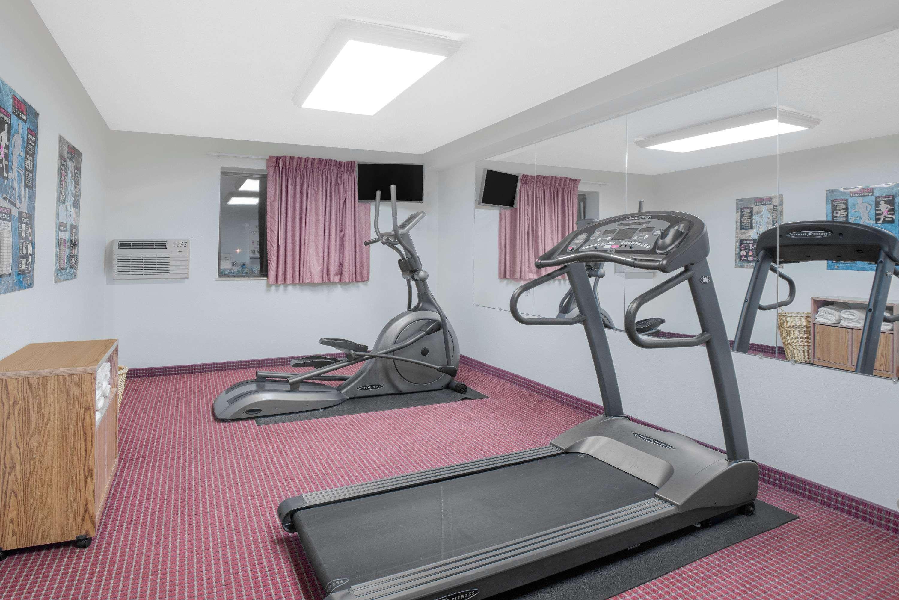 Super 8 By Wyndham Altoona Hotel Екстериор снимка