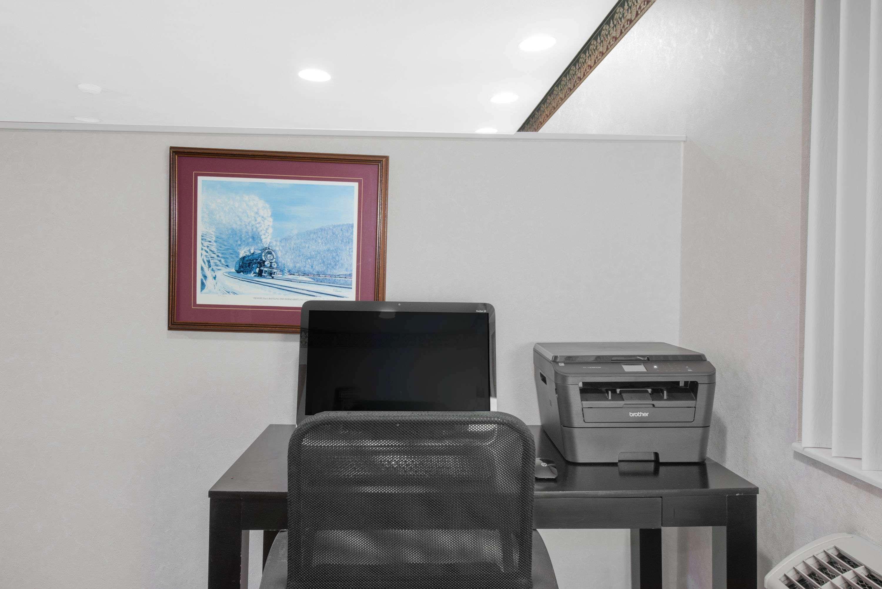Super 8 By Wyndham Altoona Hotel Екстериор снимка