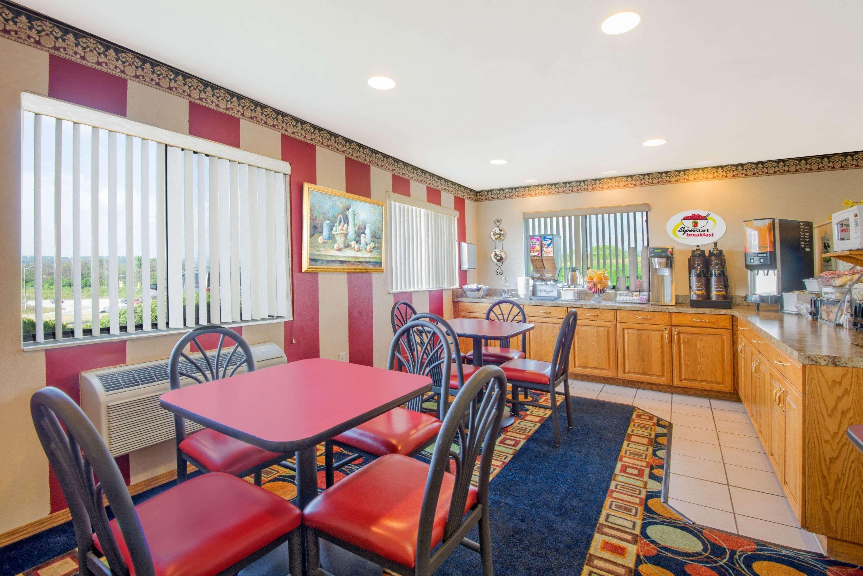 Super 8 By Wyndham Altoona Hotel Екстериор снимка