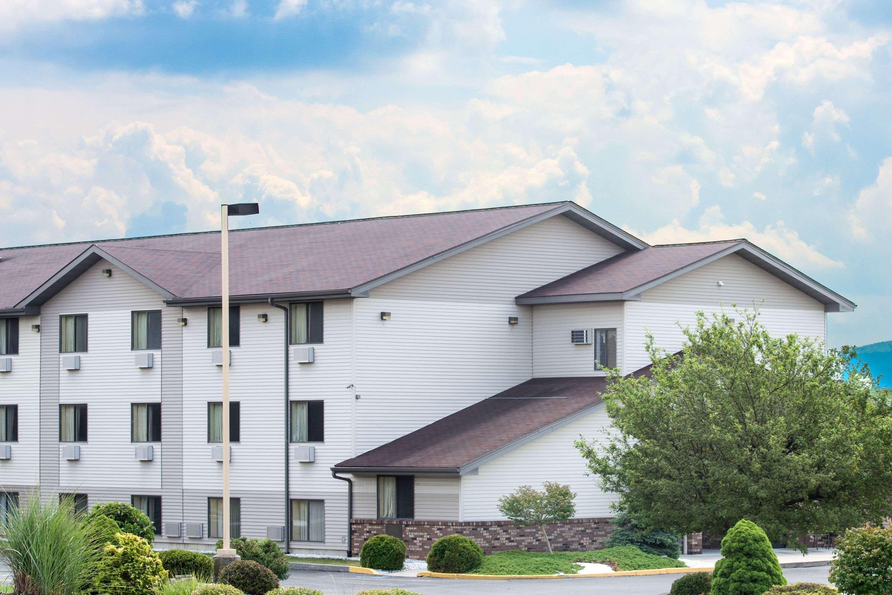 Super 8 By Wyndham Altoona Hotel Екстериор снимка
