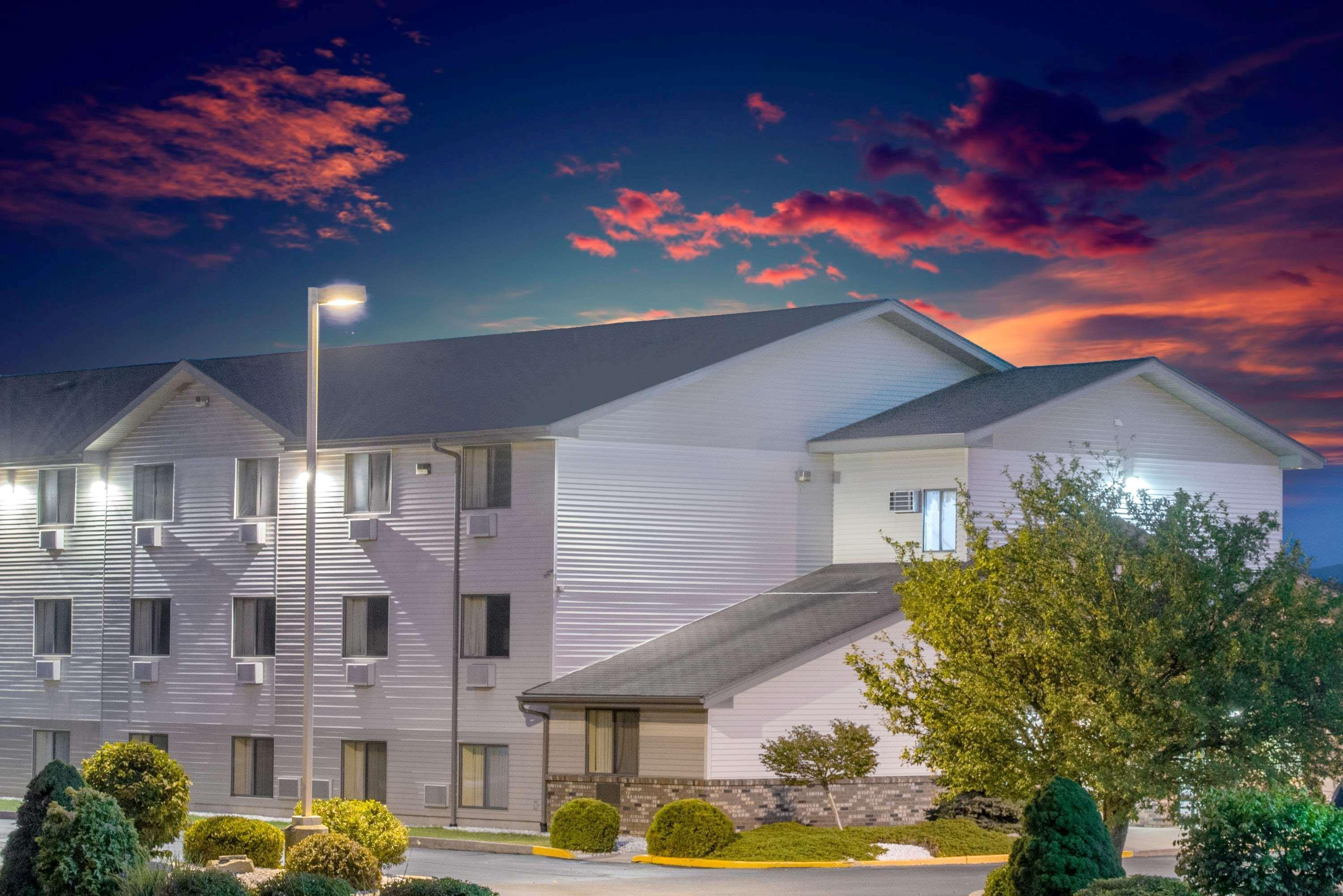 Super 8 By Wyndham Altoona Hotel Екстериор снимка