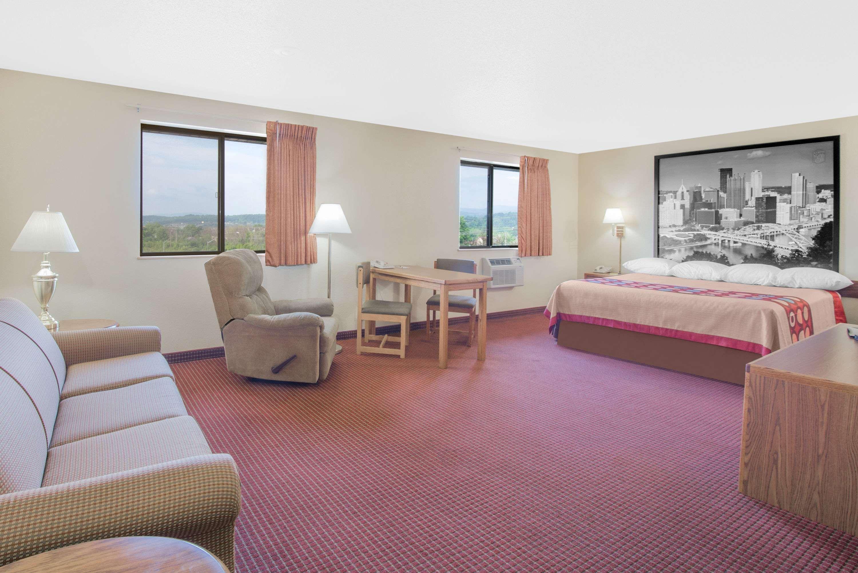 Super 8 By Wyndham Altoona Hotel Екстериор снимка