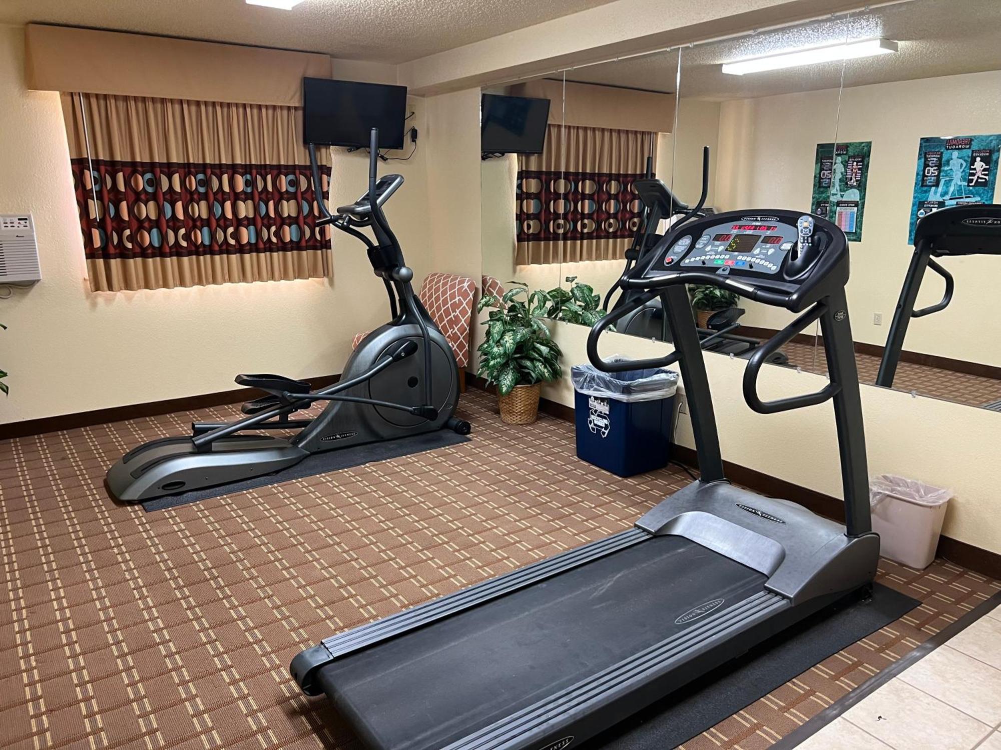 Super 8 By Wyndham Altoona Hotel Екстериор снимка