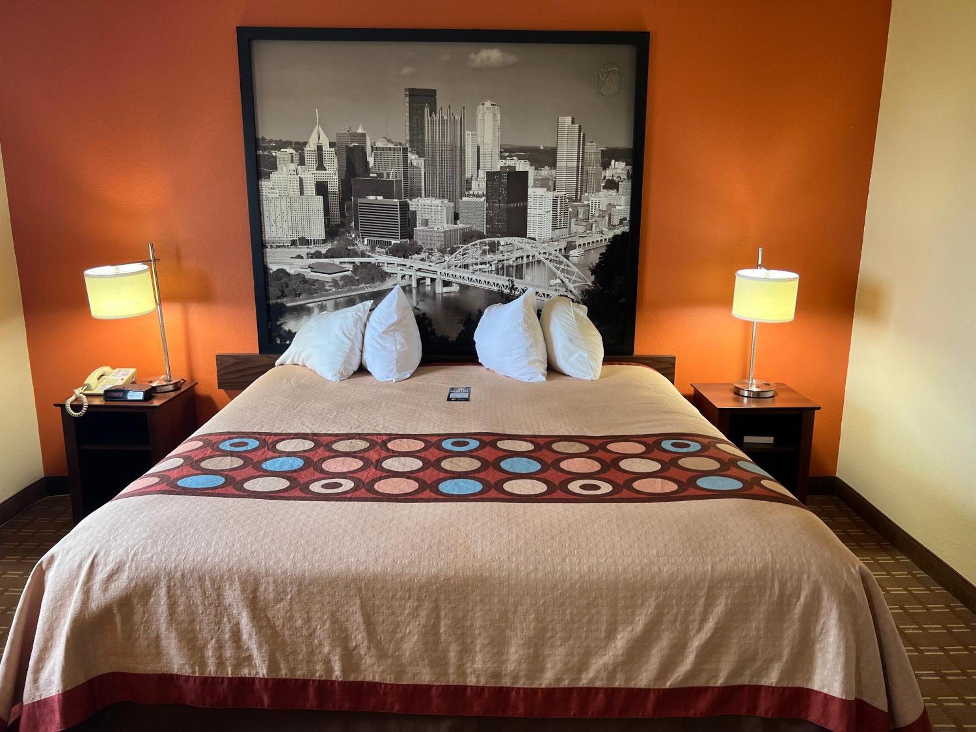 Super 8 By Wyndham Altoona Hotel Екстериор снимка
