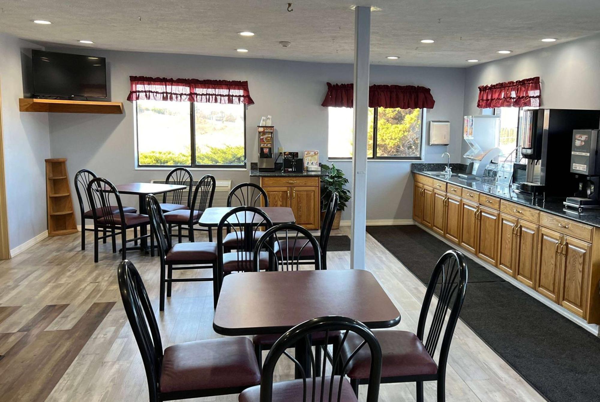 Super 8 By Wyndham Altoona Hotel Екстериор снимка