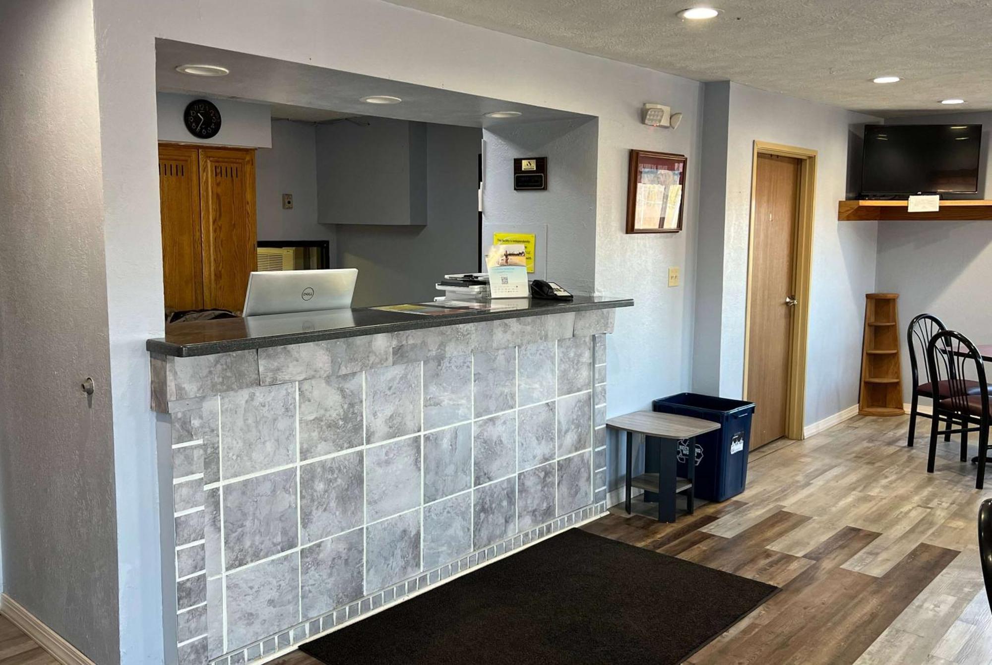 Super 8 By Wyndham Altoona Hotel Екстериор снимка