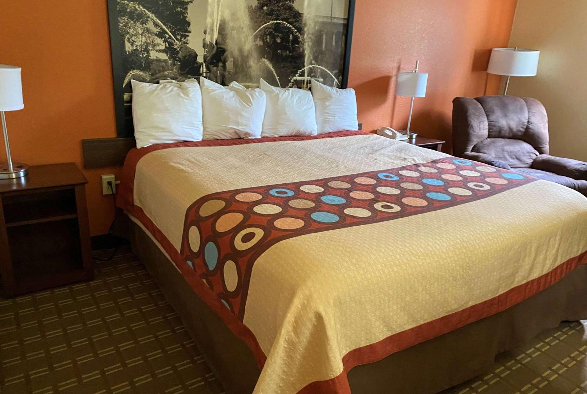 Super 8 By Wyndham Altoona Hotel Екстериор снимка