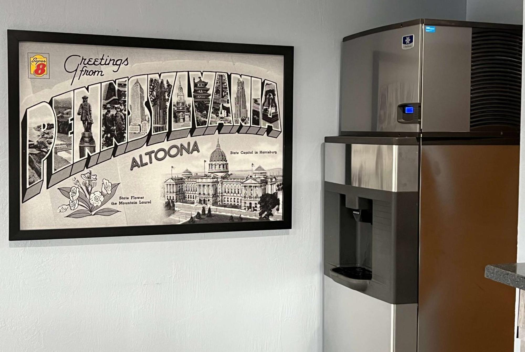 Super 8 By Wyndham Altoona Hotel Екстериор снимка